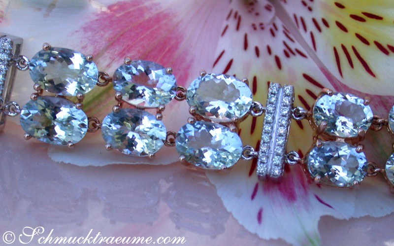 Detailansicht des Aquamarin-Armbands mit Diamanten auf Rosenblatt