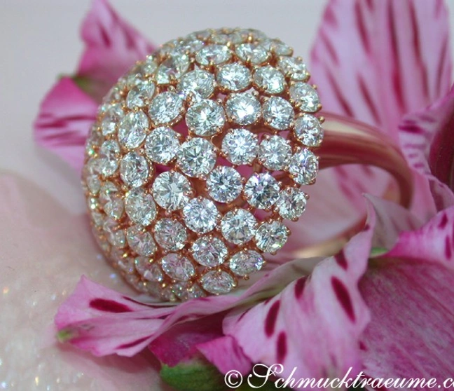 Roségold-Ring mit Diamanten im Pilz-Design auf Blüte. Roségold-Ring mit Diamanten im Pilz-Design auf Blüte.