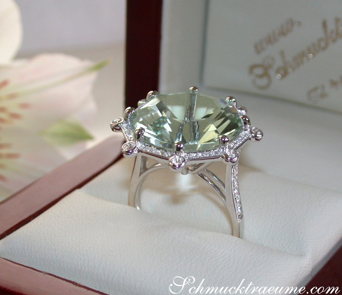 Weißgold-Ring mit Prasiolith und Diamanten in Box, Detailaufnahme