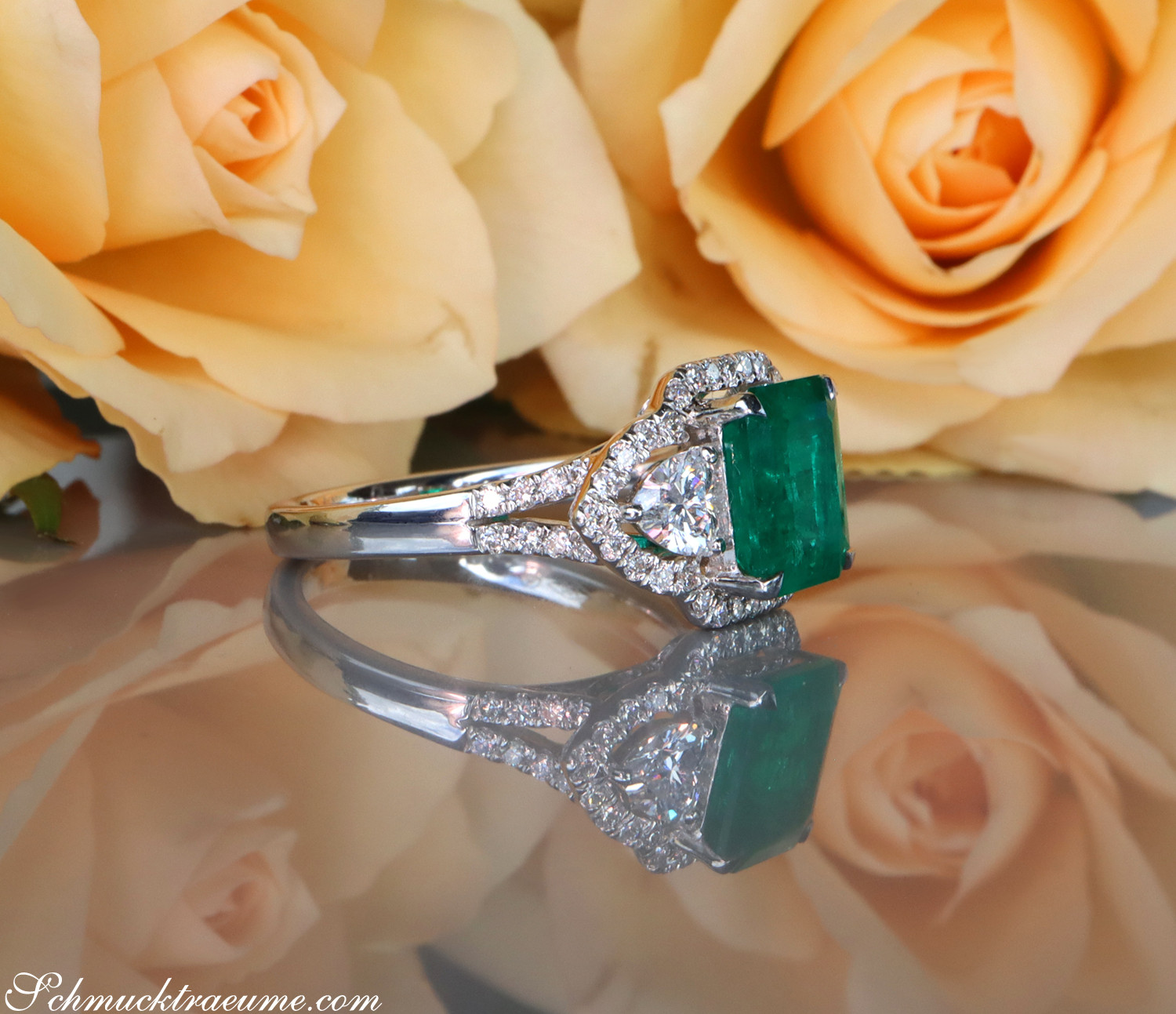 Kolombianischer Smaragd-Ring mit Diamant-Herzen auf Rosenhintergrund