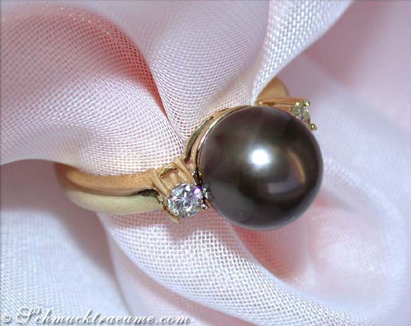 Detailansicht von Tahitiperlen-Ring mit Brillanten in Gelbgold 585