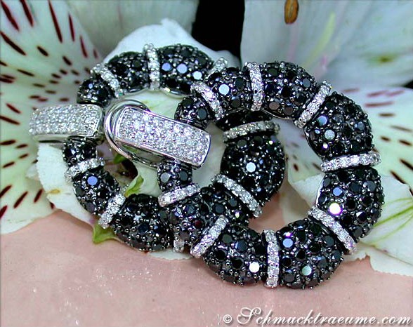 Schwarze Diamant-Brillant-Ohrringe auf Lilie, stehend.