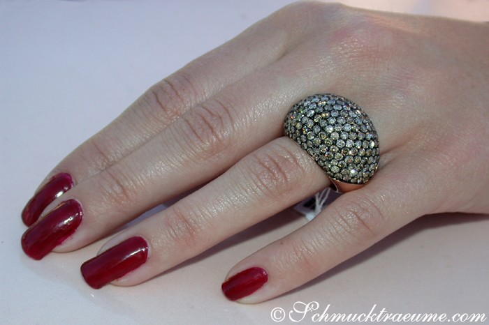 Naturbrauner Brillanten-Dome-Ring auf Hand mit roten Nägeln