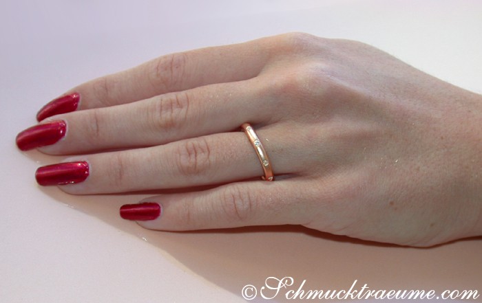 Roségold-Ring mit Diamant in Sternenhimmel-Design getragen