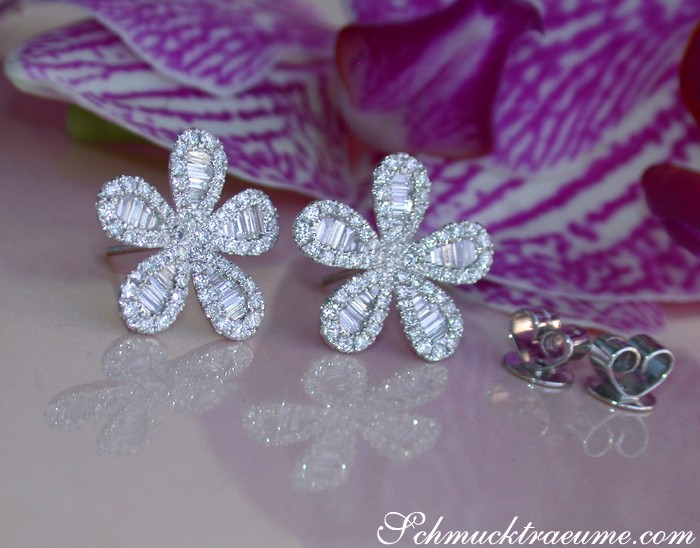 Blütenförmige Diamant-Ohrstecker aus Weißgold 585, detailreich präsentiert