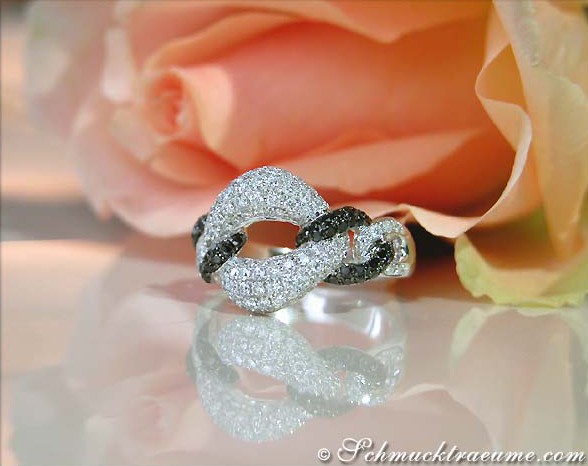 Schwarz-weißer Diamant-Ring mit Glieder-Design in Weißgold 750