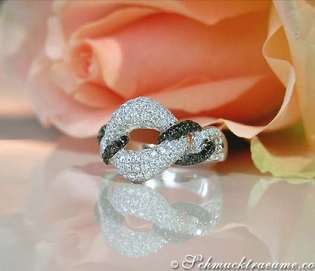 Schwarz-weißer Diamant-Ring mit Glieder-Design in Weißgold 750