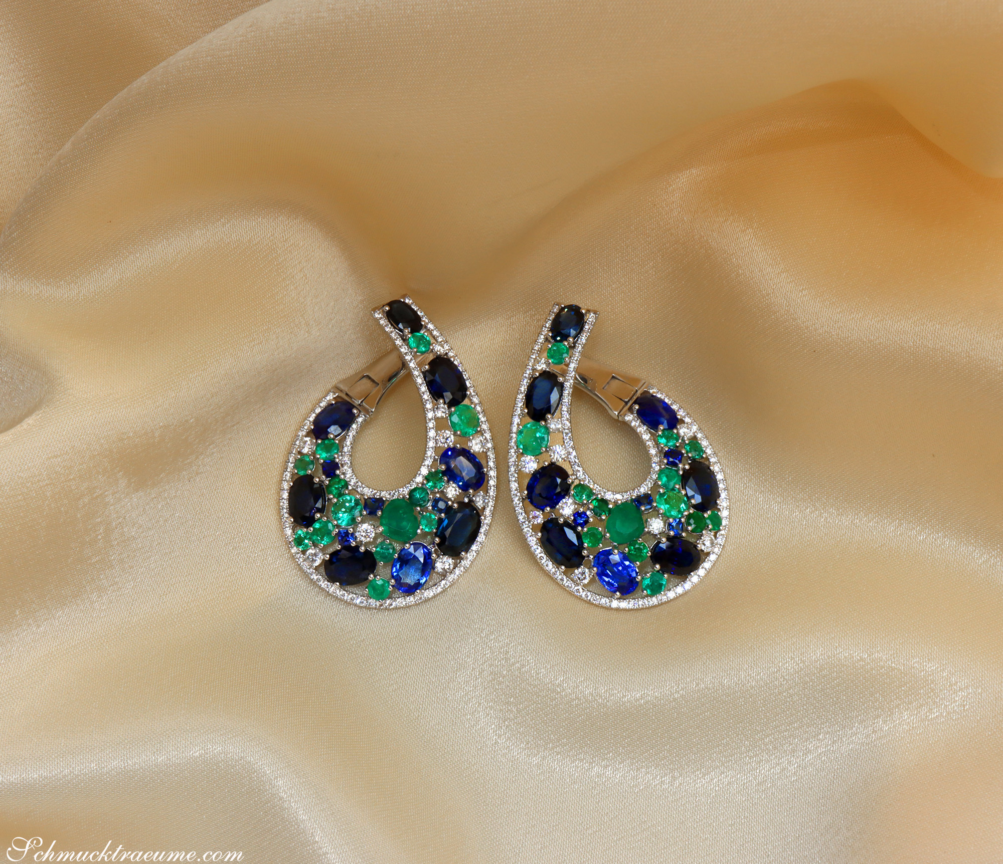 Luxuriöse Saphir-Ohrgehänge mit Smaragden und Brillanten auf Seidengewebe