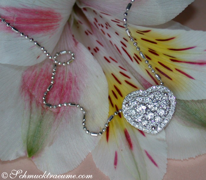 Herz-Anhänger aus Weißgold mit Diamanten auf Kettenhalsband