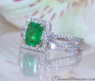 Smaragd-Ring mit Diamanten, Detailaufnahme, Gelbgold 750, klassisch elegantes Design