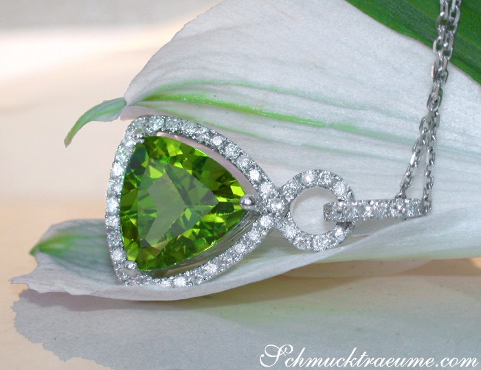 Peridot-Anhänger in Weißgold mit Brillanten, faszinierendes Moosgrün