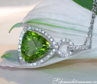 Peridot-Anhänger in Weißgold mit Brillanten, faszinierendes Moosgrün