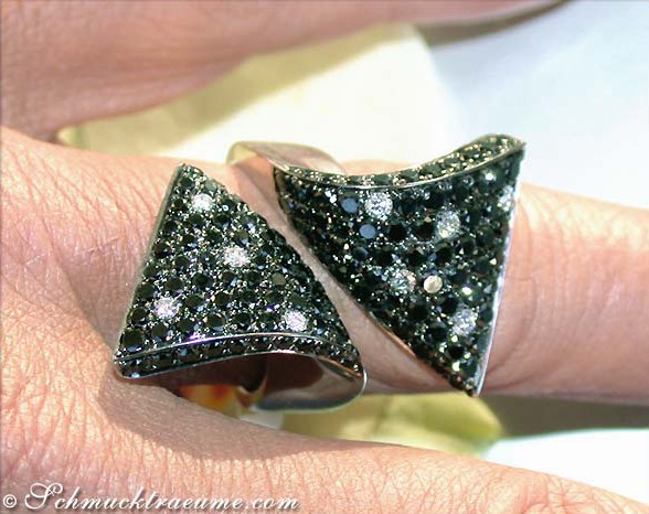 Schwarzer Diamantenring im Tupfen-Design, Detailaufnahme auf Handfinger