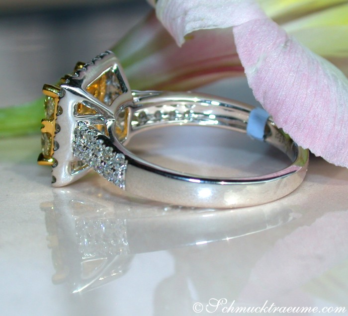 Gelber Diamantring mit Brillanten auf Blütenhintergrund