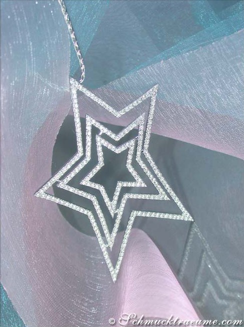 Glitzernder Brillanten-Stern-Anhänger aus Weißgold, Detailaufnahme, elegant getragen