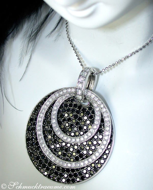 Schwarz-weißes Diamant-Anhänger-Set mit drei Kreisen, getragen.