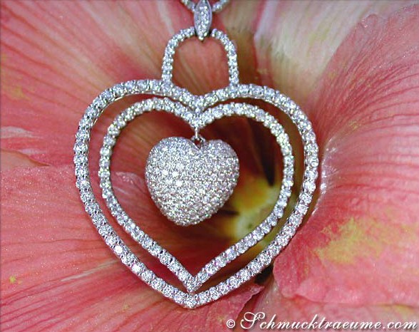 Herzanhänger aus Weißgold mit funkelnden Brillanten, detailliert auf Blüte