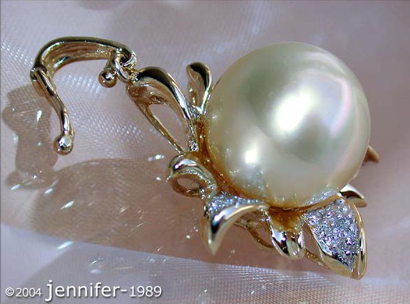 Goldener Südseeperlen-Anhänger mit Brillanten, Blütenform, Detailaufnahme, hochwertig verarbeitet