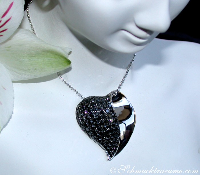 Weißgold-Herz-Anhänger mit schwarzen Diamanten, detailreich, getragen am Modell.