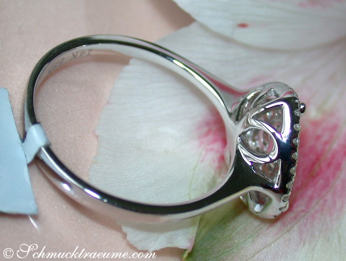 Weiße Diamant-Herz-Ring mit 0.580 Karat in Weißgold 585, Detailaufnahme auf Blüte liegend