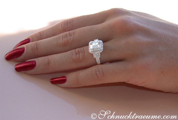 Prinzess- und Baguette-Diamant-Ring auf Hand, rote Nagelkunst