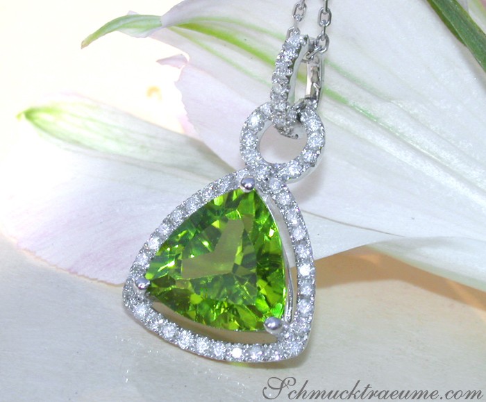 Peridot-Anhänger mit Brillanten auf Blüte, Detailaufnahme