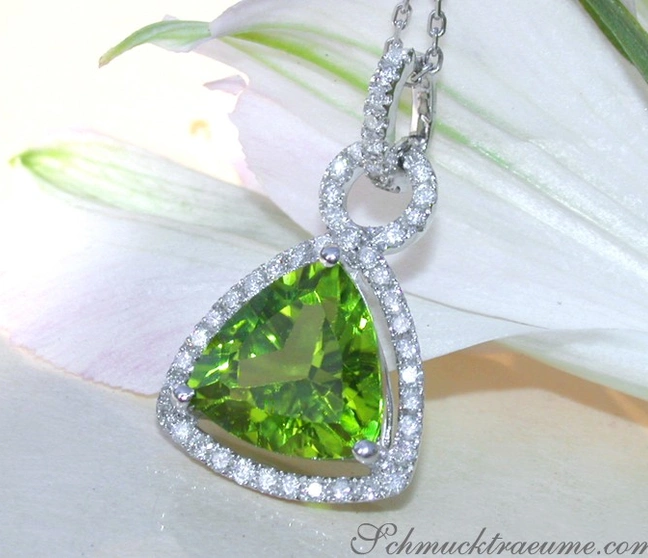 Peridot-Anhänger mit Brillanten auf Blüte, Detailaufnahme Peridot-Anhänger mit Brillanten auf Blüte, Detailaufnahme