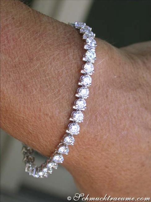 Weiße Diamanten Tennis Armband auf Handgelenk, Detailaufnahme