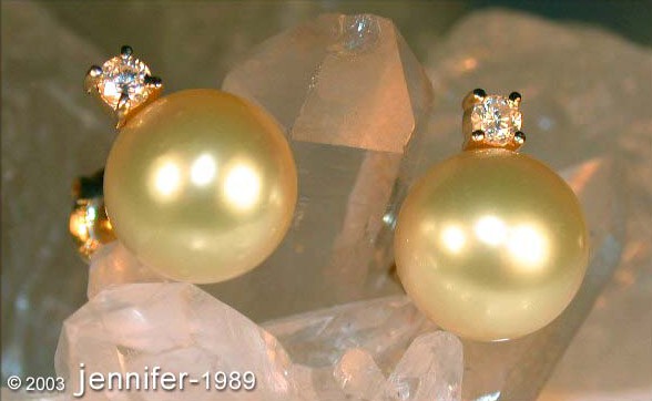 Goldene Südseeperlen Ohrstecker mit Brillanten, Detailansicht auf Kristallsockel