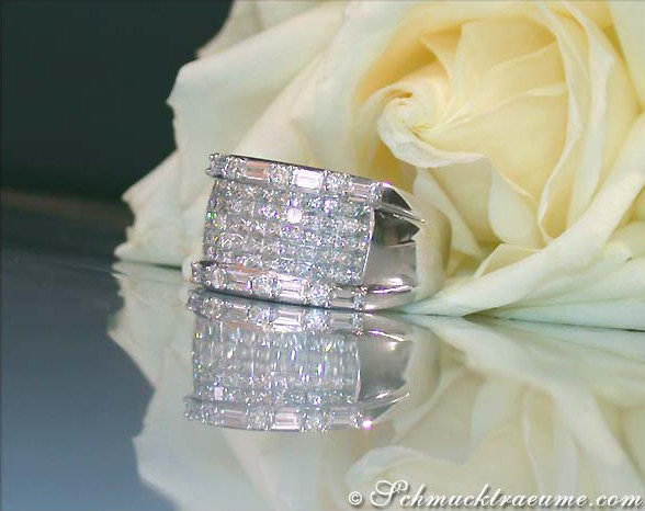 Detailansicht des Luxus-Diamantenbandrings mit Princess-Diamanten (3,04 ct.), auf glänzendem Hintergrund mit Rose