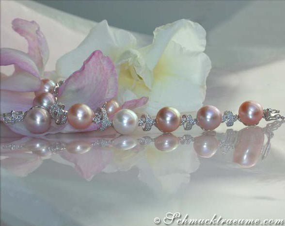 Edles Multicolor Süßwasserperlen Armband mit Diamanten, Detailaufnahme auf Rosenblättern.