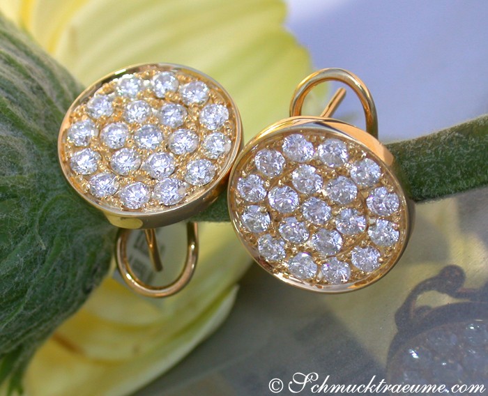 Gelbgold-Ohrringe mit Brillanten, runde Form, Detailaufnahme, glänzende Schmuckstücke