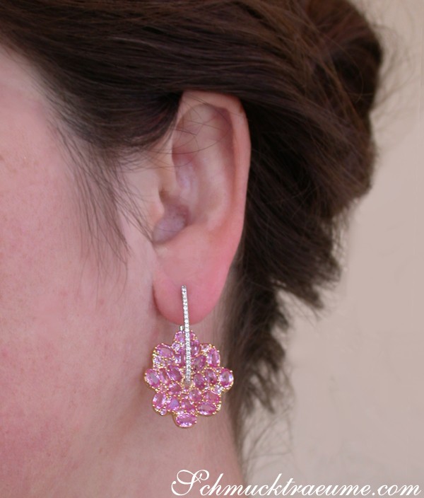 Goldene Ohrringe mit rosa Saphiren und Diamanten, detailreich.
