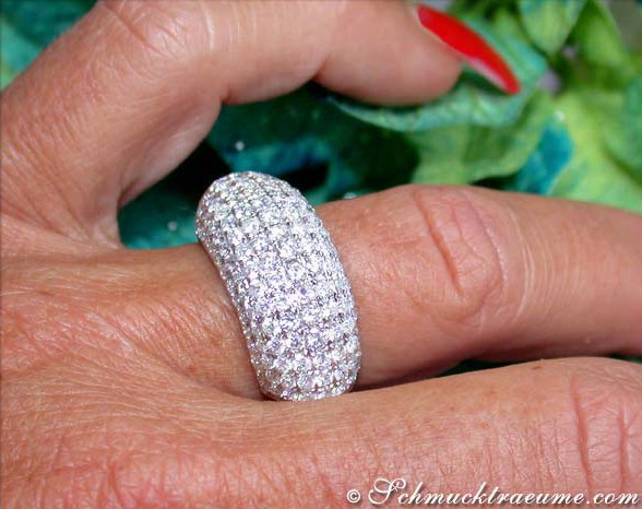 Weißgold 750 Ring mit Diamanten Pavé, Detailaufnahme, handgetragen