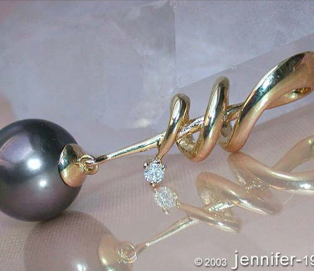 Gelbgold-Tahitiperlen-Anhänger mit Diamant, spiralförmige Struktur, 10-11 mm Perle Gelbgold-Tahitiperlen-Anhänger mit Diamant, spiralförmige Struktur, 10-11 mm Perle
