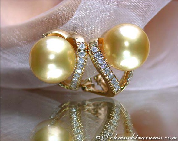 Detailaufnahme der goldene Südseeperlen Ohrstecker mit Brillanten