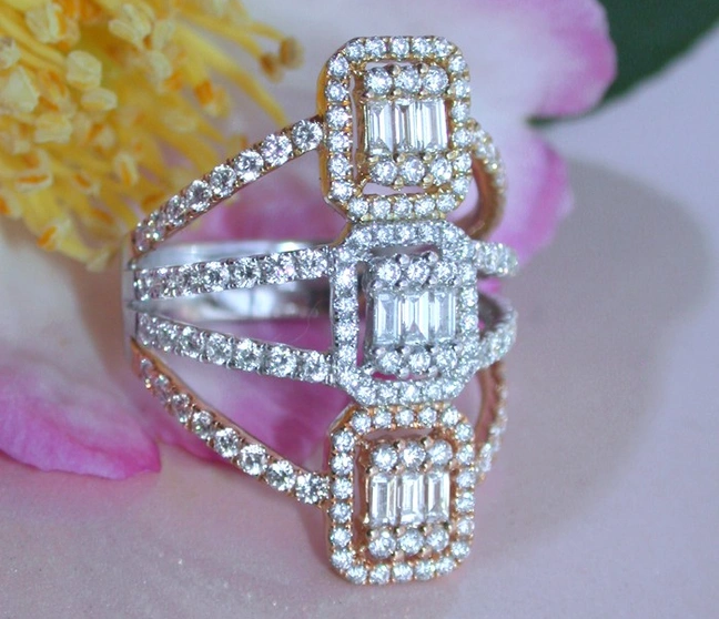 Diamantring mit Carré-Design in Tricolor-Gold, Detailaufnahme auf Blüte. Diamantring mit Carré-Design in Tricolor-Gold, Detailaufnahme auf Blüte.