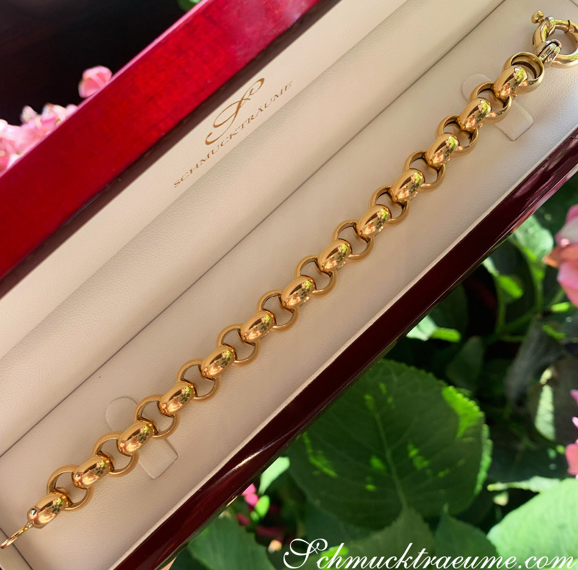 Goldarmband aus Gelbgold 585 in Box mit Blüten im Hintergrund