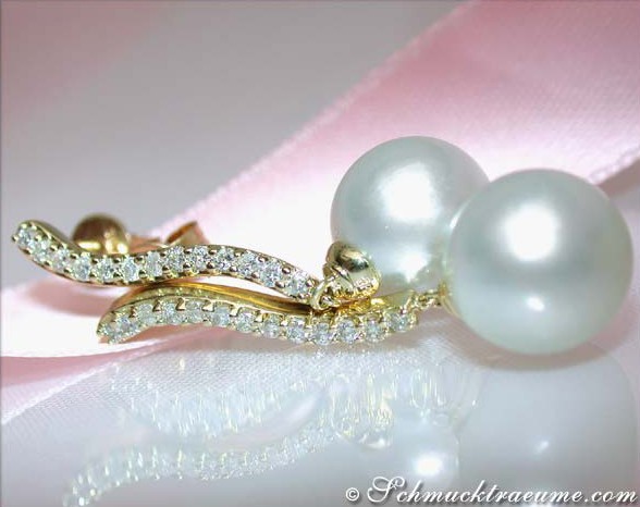 Gelbgold-Ohrringe mit Südseeperlen und Brillanten, sanfte Formen, Detailaufnahme