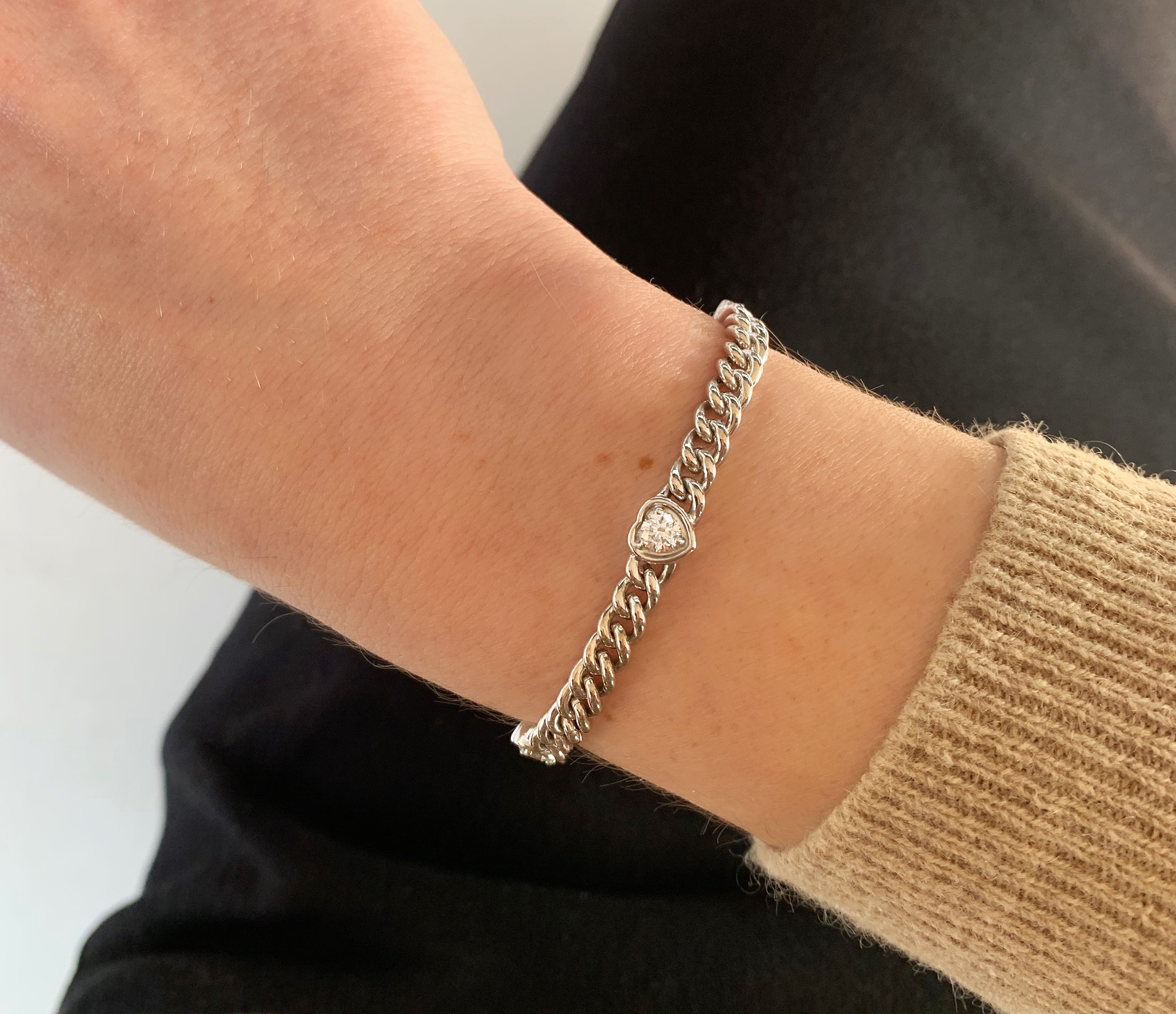 Armband mit glänzendem Panzerdesign und Brillant-Herz-Stein in Weißgold