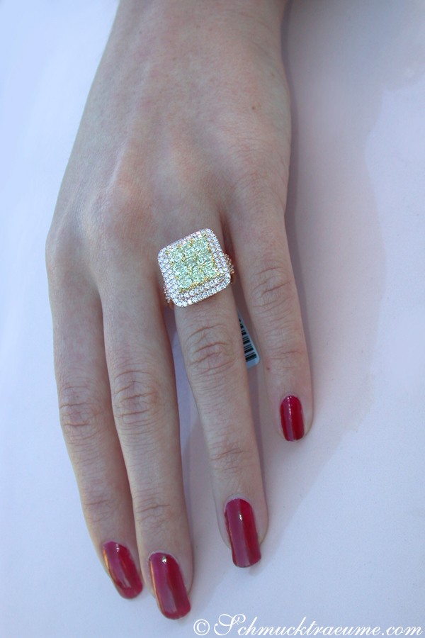 Hand mit roten Nägeln zeigt gelben Diamanten-Ring aus Roségold