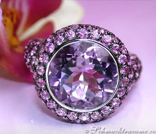 Prächtiger Amethyst-Ring mit pinken Saphiren, detailreiches Weißgold 750, elegant auf Blume präsentiert