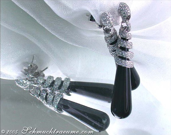 Onyx-Ohrgehänge mit Brillanten in Weißgold 750, luxuriöse Formen und Kontrast