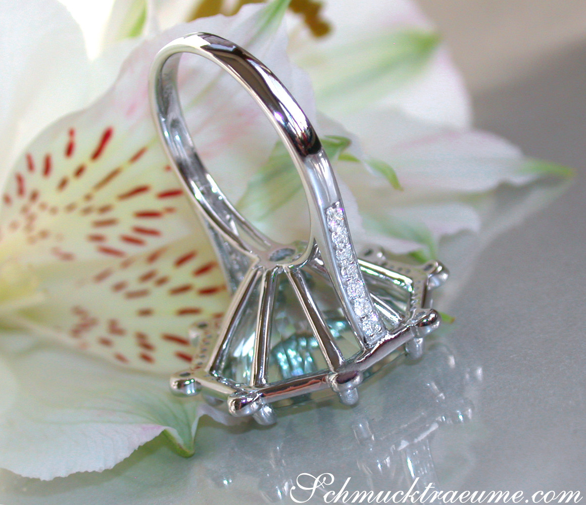 Weißgoldring mit Prasiolith und Brillanten, Detailaufnahme auf Blüte.