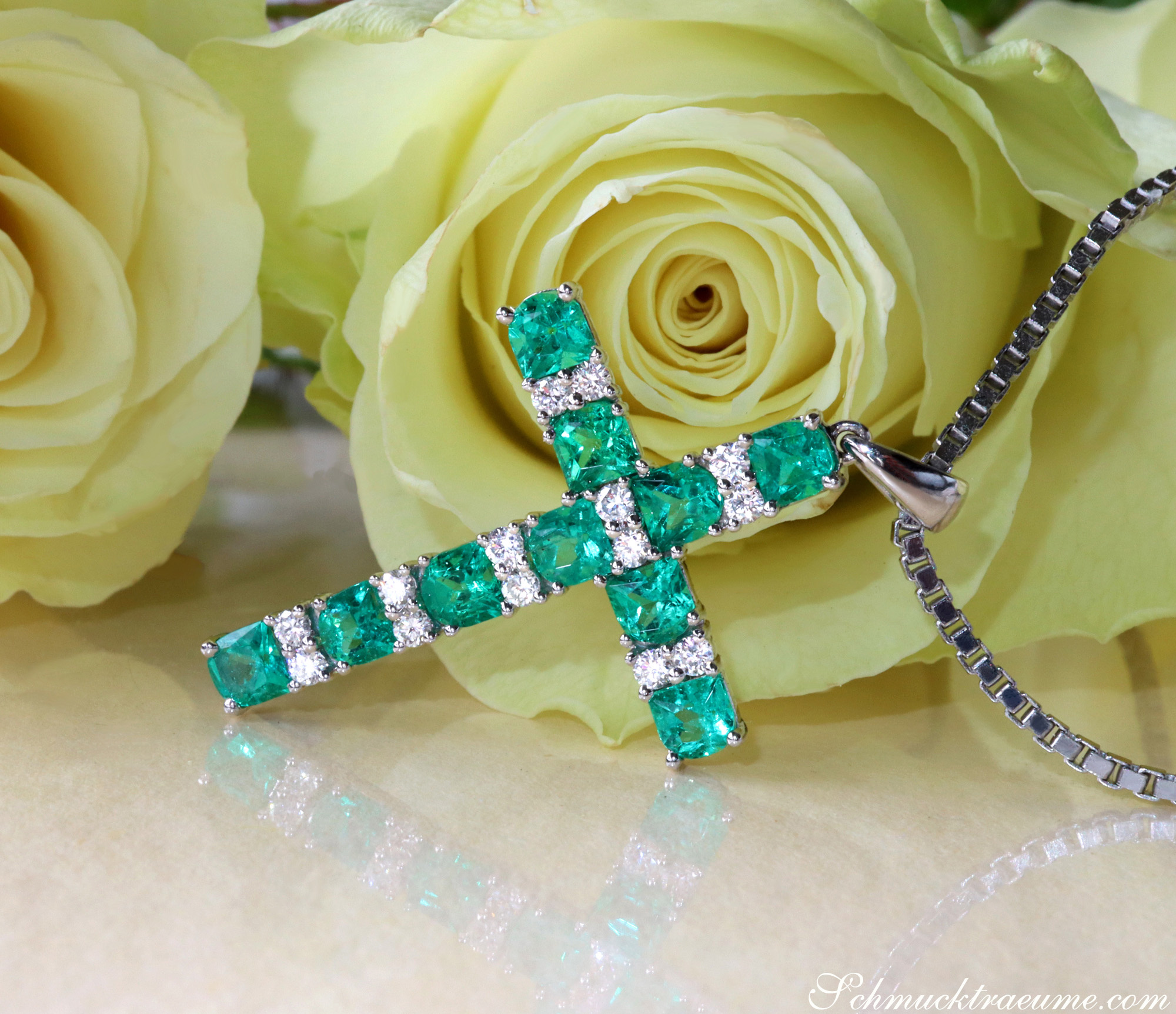 Smaragd Kreuz Anhänger mit Brillanten auf Rosenblättern, Detailaufnahme