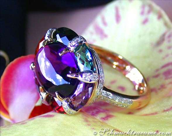 Goldener Ring mit Amethyst und Citrin auf Orchideenblüte