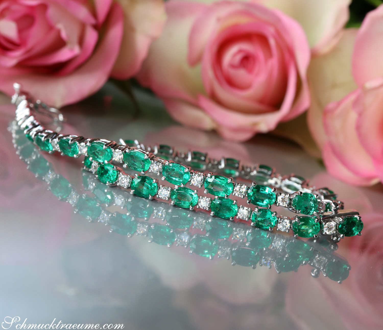 Exquisite Smaragd-Armband mit Brillanten, detailreich, roségold, Rosen im Hintergrund