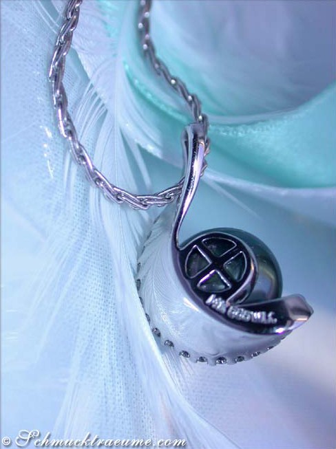 Silberner Anhänger mit Tahitiperle und Brillanten auf silberner Kette, detailreich, elegant.