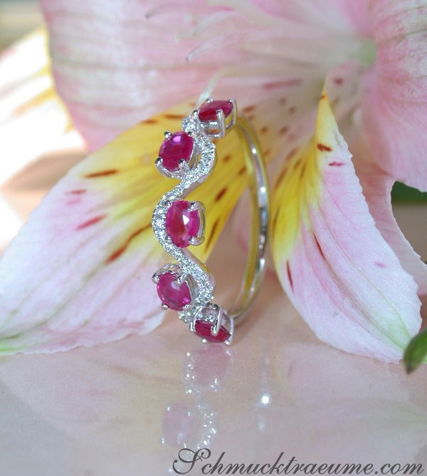 Rubin-Diamant-Ring mit ovalen und runden Steinen auf Weißgoldbasis, auf Blüte präsentiert