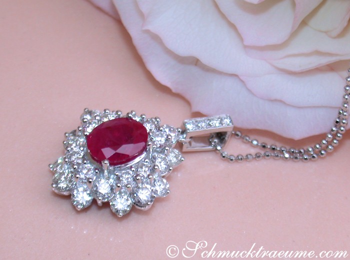 Detailansicht von Burma-Rubin-Anhänger mit Brillanten, Weißgold 750